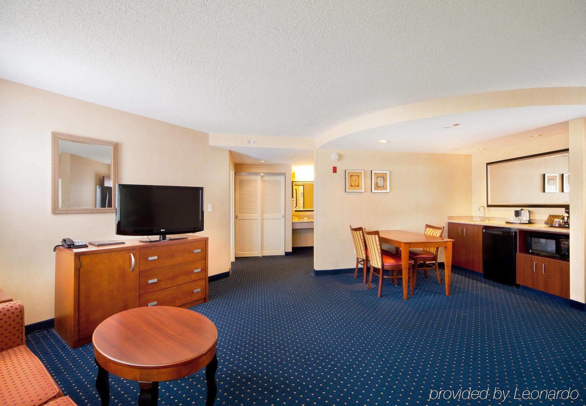 Courtyard By Marriott Fort Smith Downtown Bilik gambar